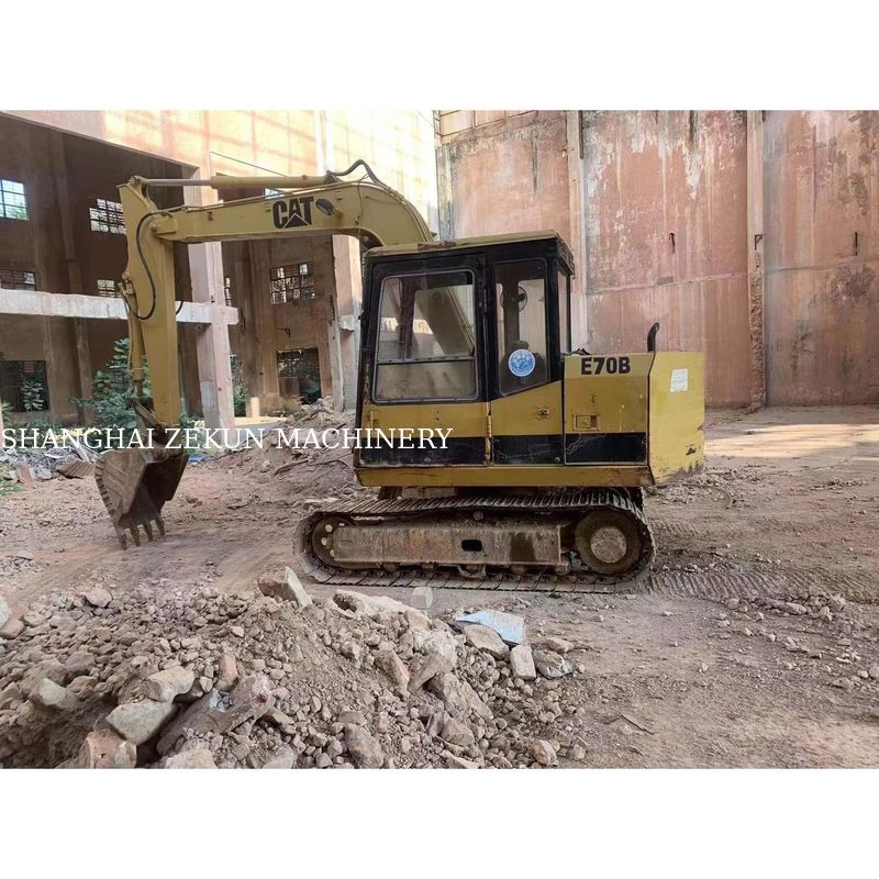 เครื่องขุด CAT E70B ที่ใช้ในญี่ปุ่น ด้วยขนาดเครื่องขุดขนาดเล็กและเครื่องยนต์ญี่ปุ่นเดิม