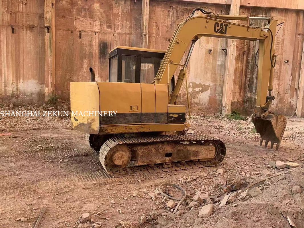 เครื่องขุด CAT E70B ที่ใช้ในญี่ปุ่น ด้วยขนาดเครื่องขุดขนาดเล็กและเครื่องยนต์ญี่ปุ่นเดิม