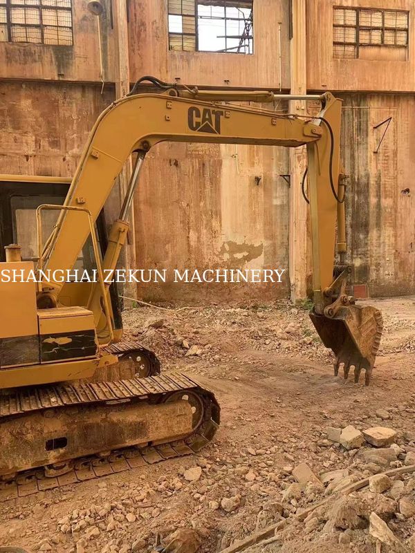 เครื่องขุด CAT E70B ที่ใช้ในญี่ปุ่น ด้วยขนาดเครื่องขุดขนาดเล็กและเครื่องยนต์ญี่ปุ่นเดิม