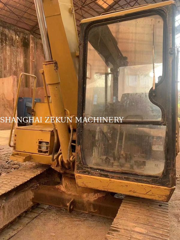เครื่องขุด CAT E70B ที่ใช้ในญี่ปุ่น ด้วยขนาดเครื่องขุดขนาดเล็กและเครื่องยนต์ญี่ปุ่นเดิม