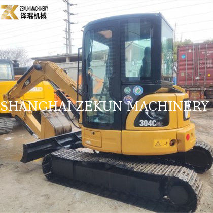 เครื่องขุด CAT 304 ขนาด 4 ตัน ที่ใช้แล้ว พร้อมห้องพักปิดและกระบอกไฮดรอลิกเดิม