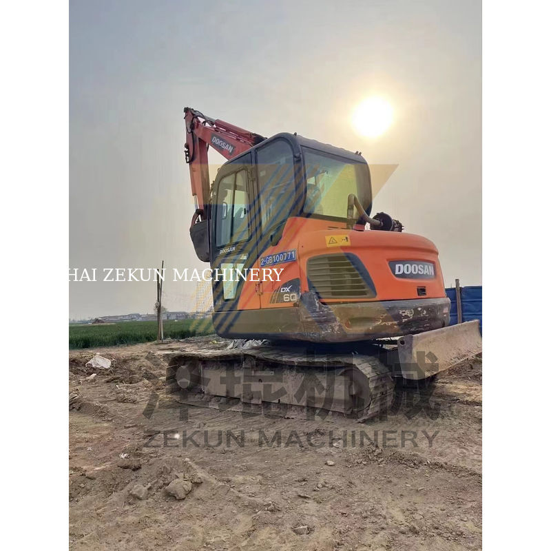เครื่องขุด Doosan DH60-7 ปี 2015 สภาพดี น้ําหนักเครื่อง 5500 กิโลกรัม