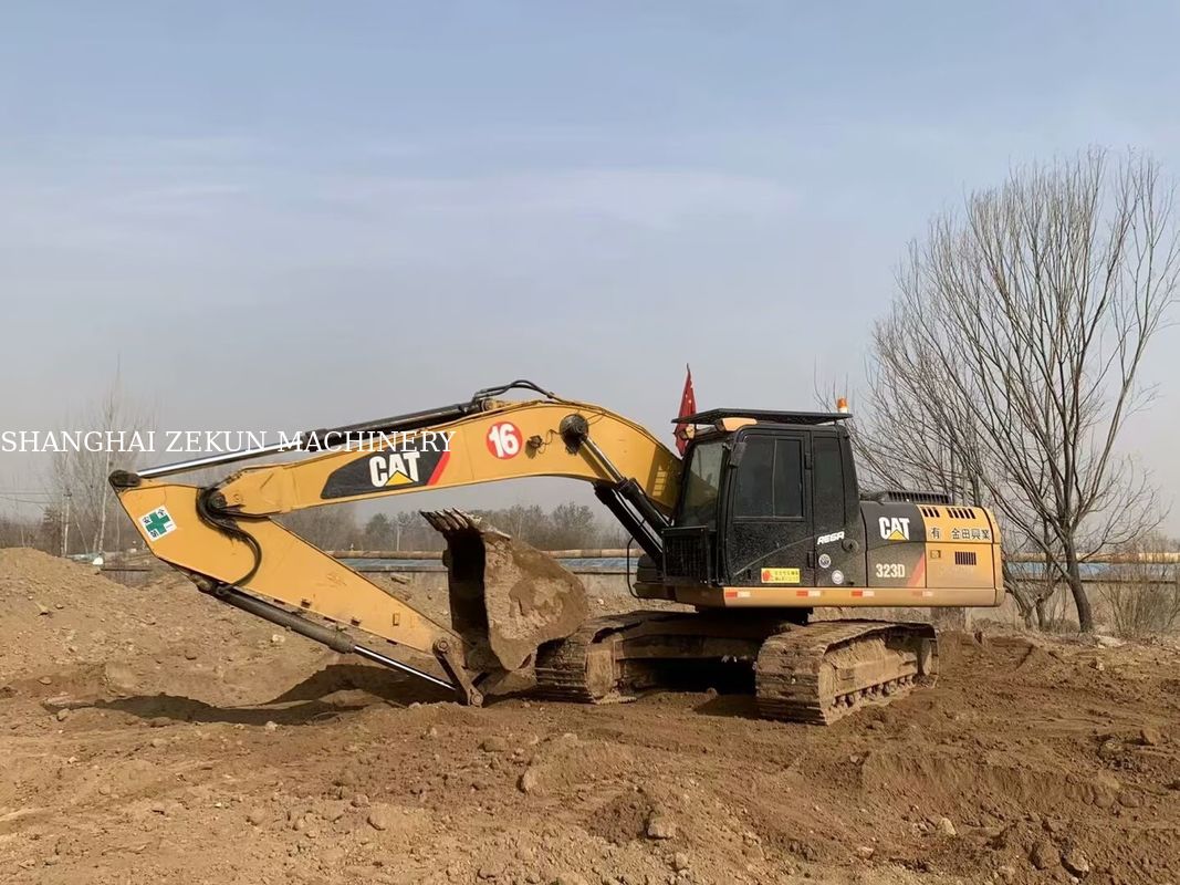 เครื่องขุด 2020 Cat 323D2 ที่มีความสามารถหลากหลาย 23 ตัน 4877 ชั่วโมง สําหรับการใช้งานที่หลากหลาย