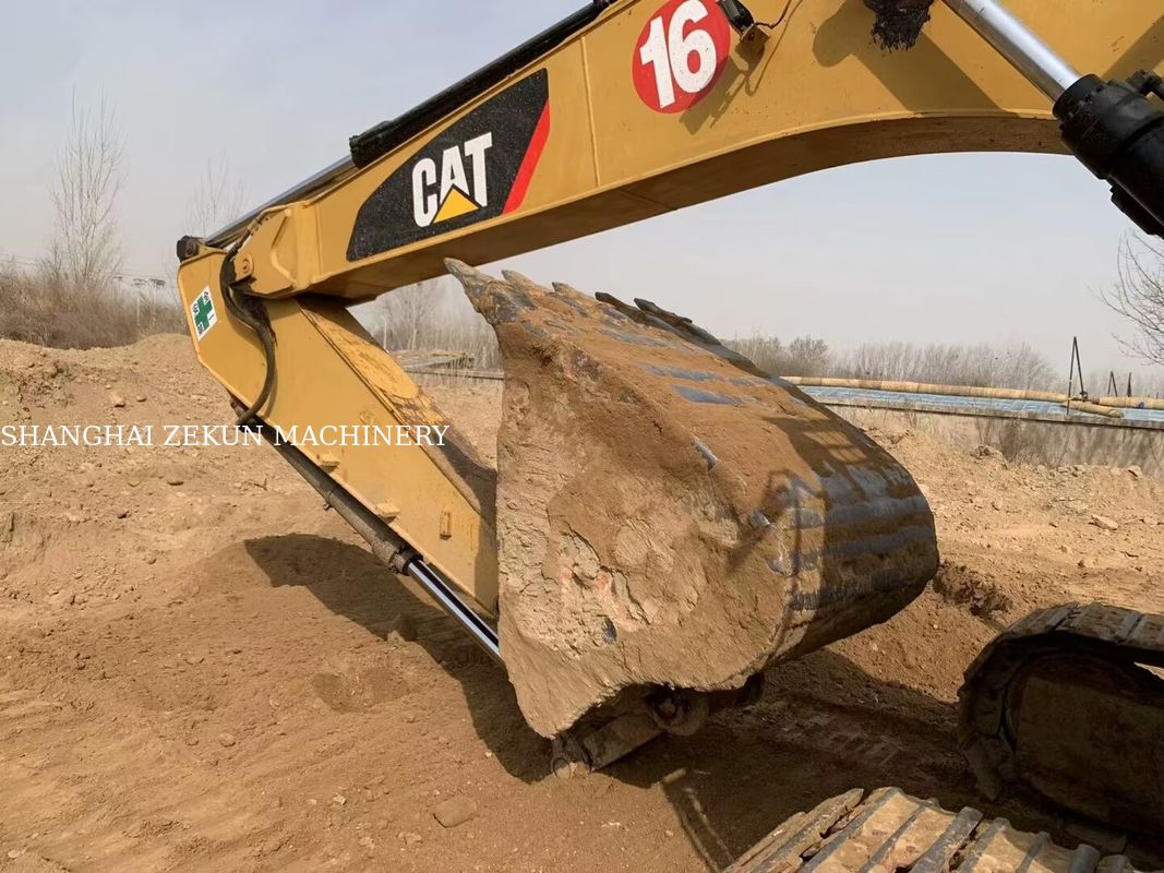 เครื่องขุด 2020 Cat 323D2 ที่มีความสามารถหลากหลาย 23 ตัน 4877 ชั่วโมง สําหรับการใช้งานที่หลากหลาย