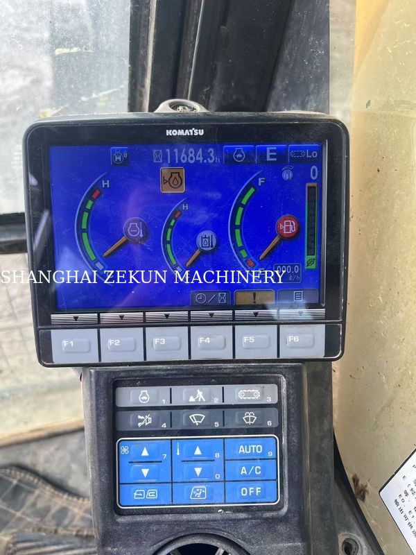 2015 Komatsu PC210LC-8MO Excavator ด้วยน้ําหนักการทํางาน 100 กิโลกรัม และความกว้างในการขุดสูงสุด 9