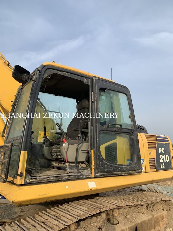 2015 Komatsu PC210LC-8MO Excavator ด้วยน้ําหนักการทํางาน 100 กิโลกรัม และความกว้างในการขุดสูงสุด 9