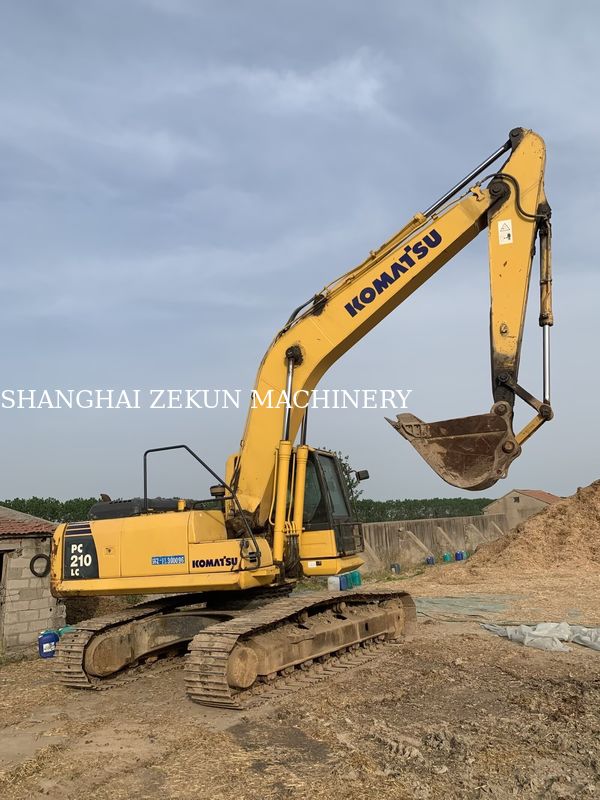 2015 Komatsu PC210LC-8MO Excavator ด้วยน้ําหนักการทํางาน 100 กิโลกรัม และความกว้างในการขุดสูงสุด 9