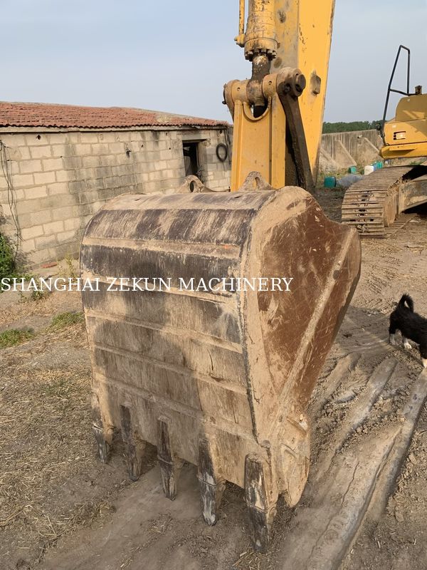 2015 Komatsu PC210LC-8MO Excavator ด้วยน้ําหนักการทํางาน 100 กิโลกรัม และความกว้างในการขุดสูงสุด 9