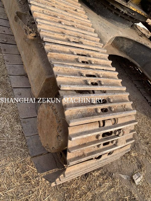 2015 Komatsu PC210LC-8MO Excavator ด้วยน้ําหนักการทํางาน 100 กิโลกรัม และความกว้างในการขุดสูงสุด 9