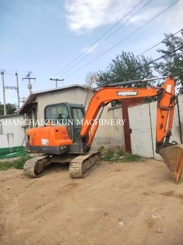 เครื่องขุด Doosan DX60 ปี 2013 ความดันไฮดรอลิก 27.5 MPa และความสูงในการขุดสูงสุด 800 มม